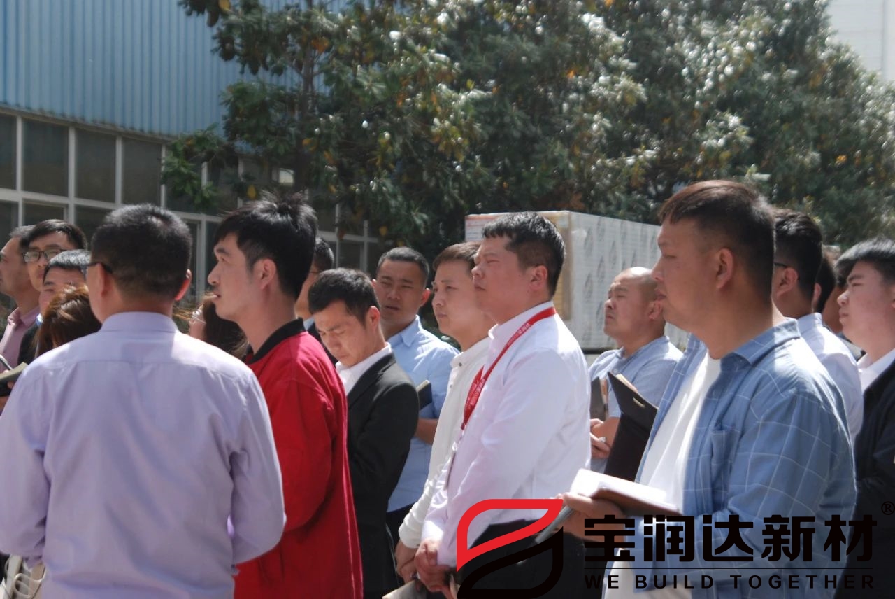 寶潤(rùn)達(dá)軟瓷產(chǎn)線負(fù)責(zé)人為大家講解